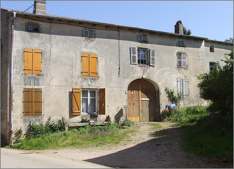 Ferme, élévation antérieure, ensemble trois quarts gauche.