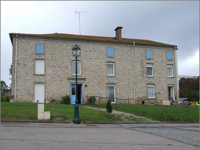 Maison, élévation antérieure, ensemble face.
