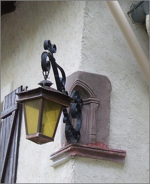Ferme, élévation antérieure, niche à l'angle de la maison, ensemble trois quarts droit.