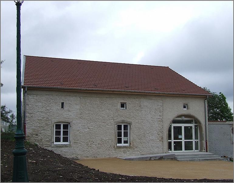 Ferme, élévation antérieure, ensemble trois quarts gauche.