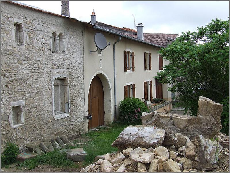 Ferme, élévation antérieure, ensemble trois quarts gauche.
