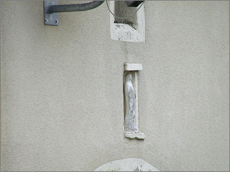 Ferme, élévation antérieure, niche et statuette, ensemble trois quarts gauche.