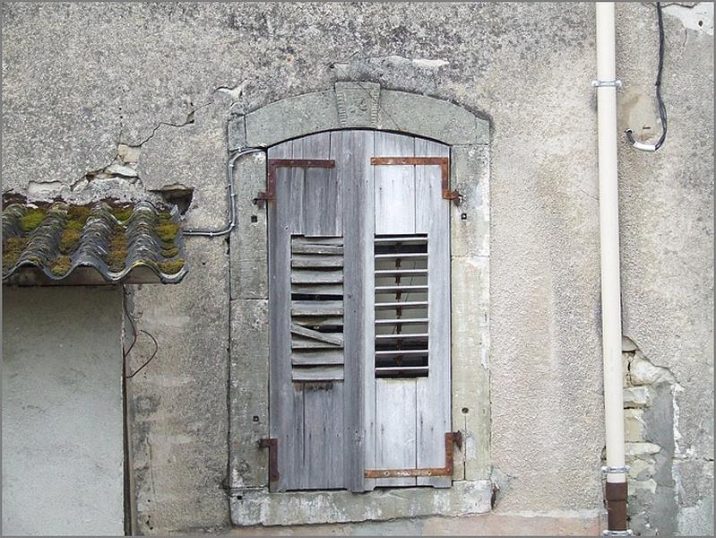 Ferme, élévation antérieure, fenêtre du logis, ensemble face.