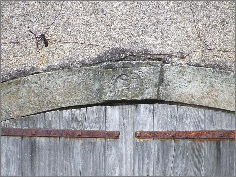 Ferme, élévation antérieure, fenêtre gauche du logis, agrafe datée 1764, ensemble face.