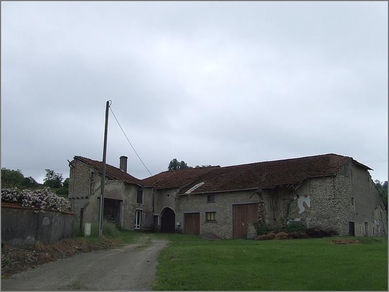 Fermes, en partie ruinées, élévation antérieure, ensemble trois quarts droit.