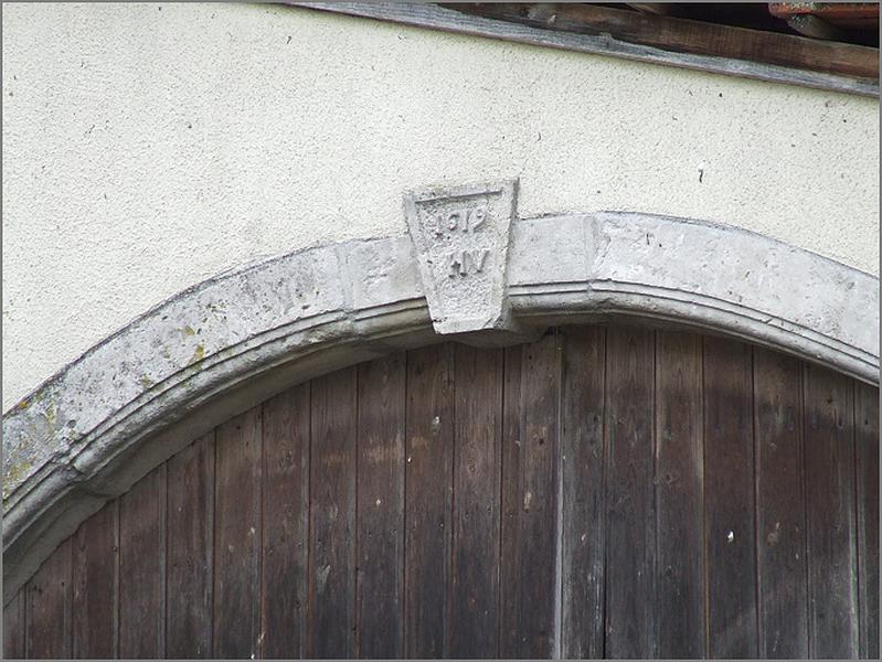 Ferme, élévation antérieure, porte charretière, agrafe datée 1619, ensemble trois quarts droit.