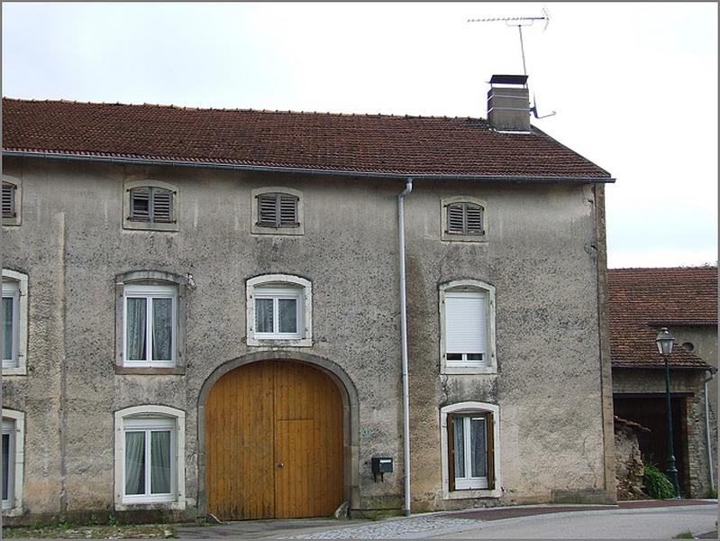 Ferme, élévation antérieure, ensemble trois quarts gauche.
