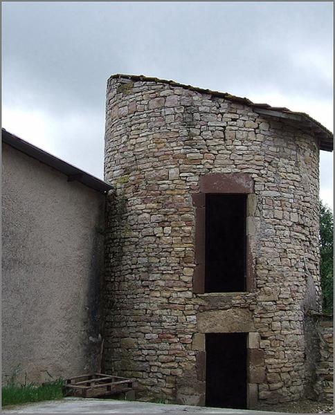Domaine de Xygney, tour ronde à l'entrée du domaine, élévation antérieure, ensemble trois quarts gauche.