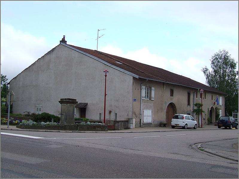Ferme, élévation antérieure, ensemble trois quarts gauche.