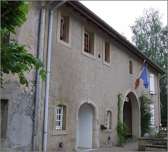 Ferme, élévation antérieure, ensemble trois quarts gauche.