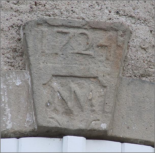 Ferme, élévation antérieure, fenêtre du logis, agrafe datée 1724, ensemble face.