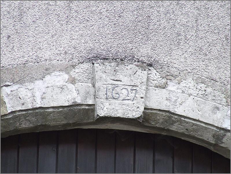 Ferme, élévation antérieure, porte charretière, agrafe datée 1627, ensemble face.