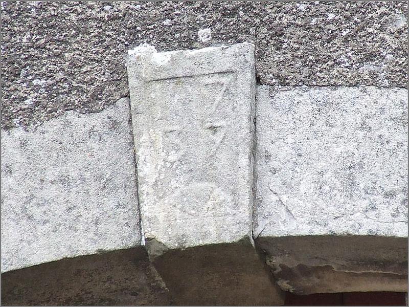 Ferme, élévation antérieure, fenêtre basse, agrafe datée 1737, ensemble face.