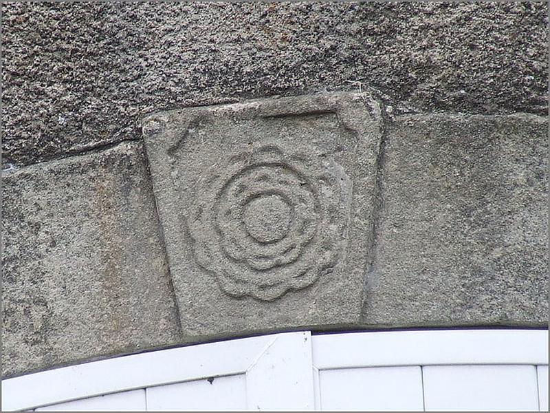 Ferme, élévation antérieure, fenêtre basse, agrafe sculptée, ensemble face.