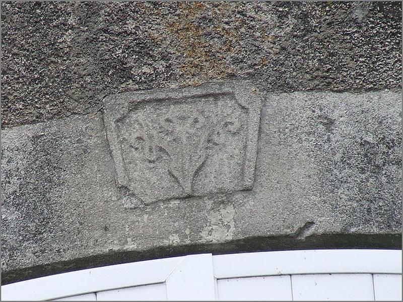 Ferme, élévation antérieure, fenêtre basse, agrafe sculptée, ensemble face.