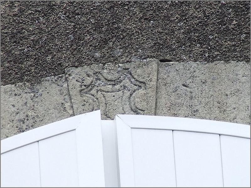 Ferme, élévation antérieure, fenêtre basse, agrafe sculptée, ensemble face.