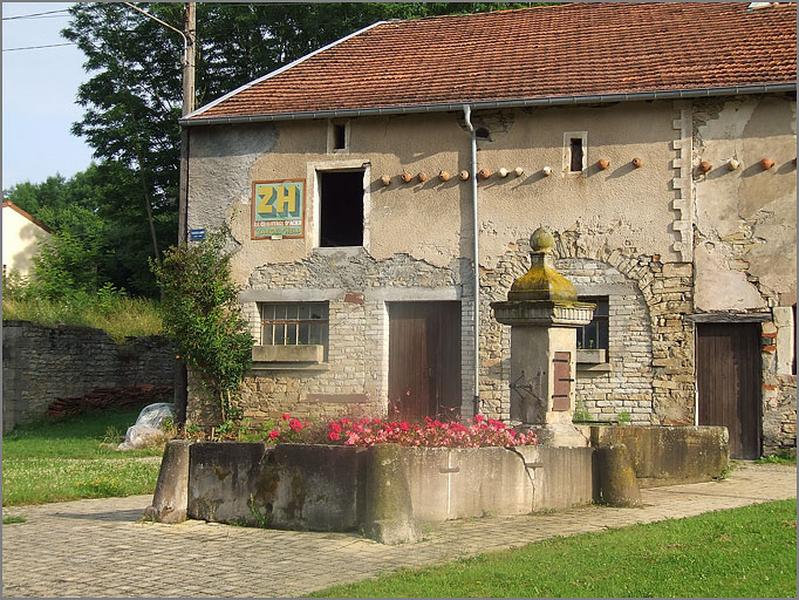 Ferme, élévation antérieure, ensemble trois quarts droit.