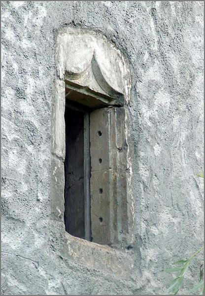 Ferme, élévation antérieure, fenêtre avec arc en accolade, ensemble trois quarts gauche.