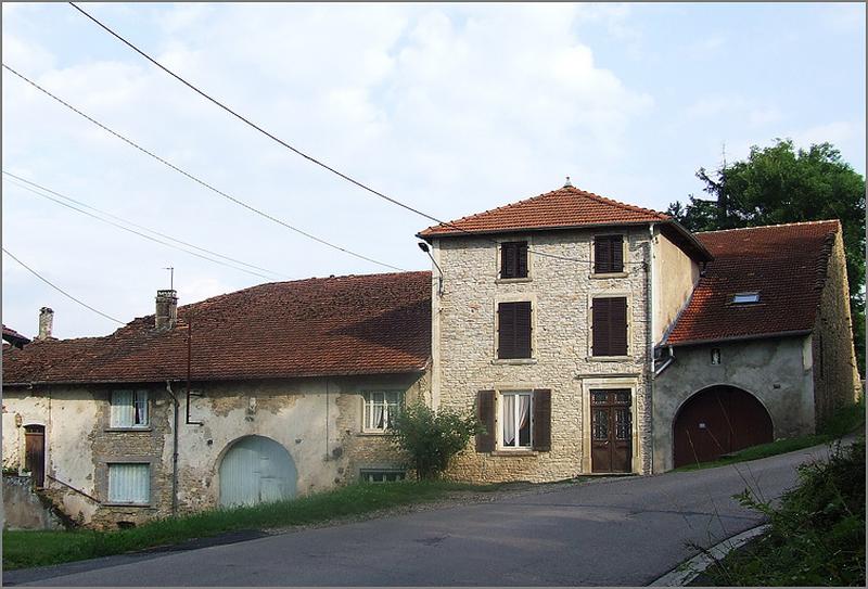 Fermes, élévation antérieure, ensemble trois quarts droit.