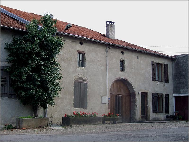 Ferme, élévation antérieure, ensemble trois quarts gauche.