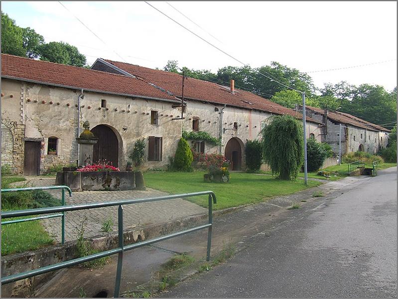 Fermes, élévation antérieure, ensemble trois quarts gauche.