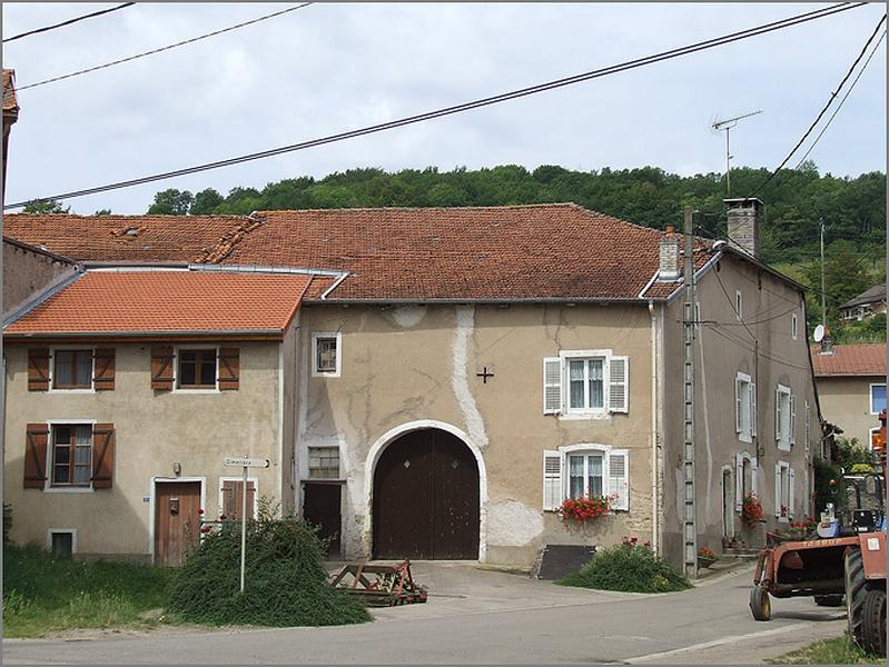 Ferme et maison de manouvrier, élévation antérieure, ensemble trois quarts droit.