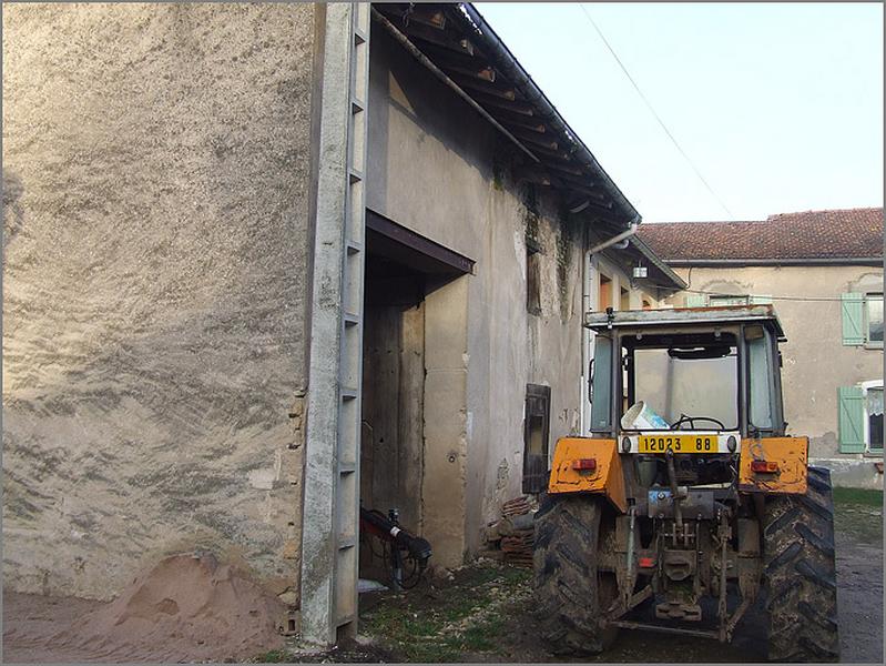 Ferme, élévation antérieure, ensemble trois quarts gauche.