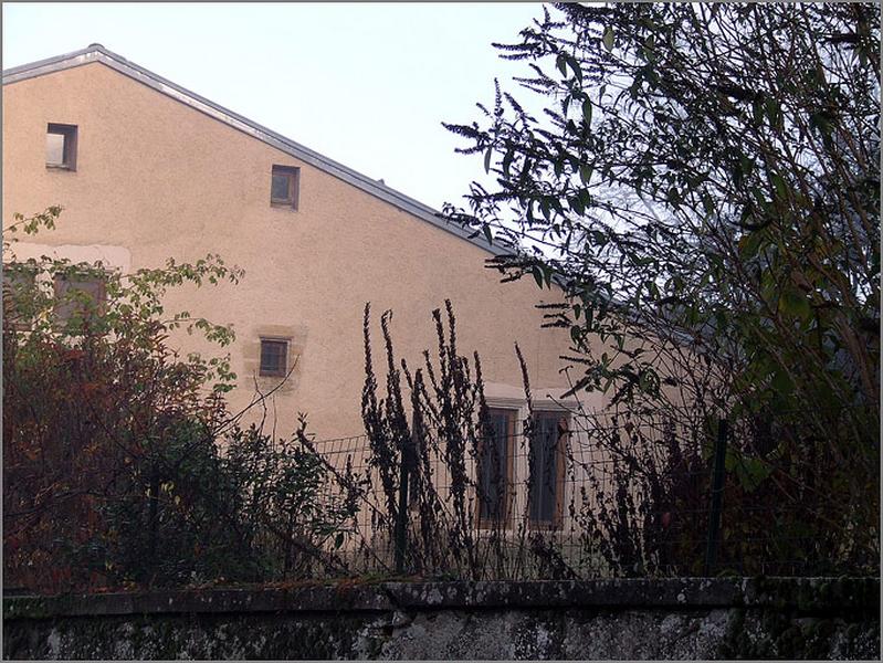 Ferme, élévation latérale droite, détails des baies, ensemble trois quarts gauche.