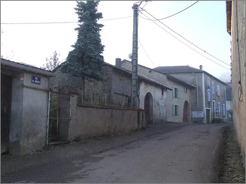 Fermes, élévation antérieure, ensemble trois quarts droit.