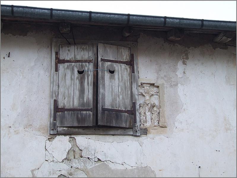 Ferme, élévation antérieure, détail christ en croix sculpté, ensemble face.