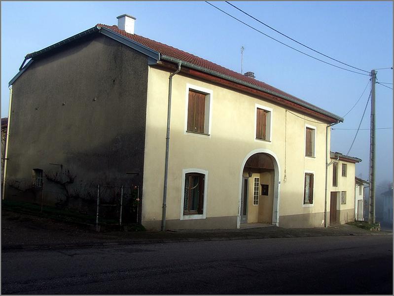 Ferme, élévation antérieure, ensemble trois quarts gauche.