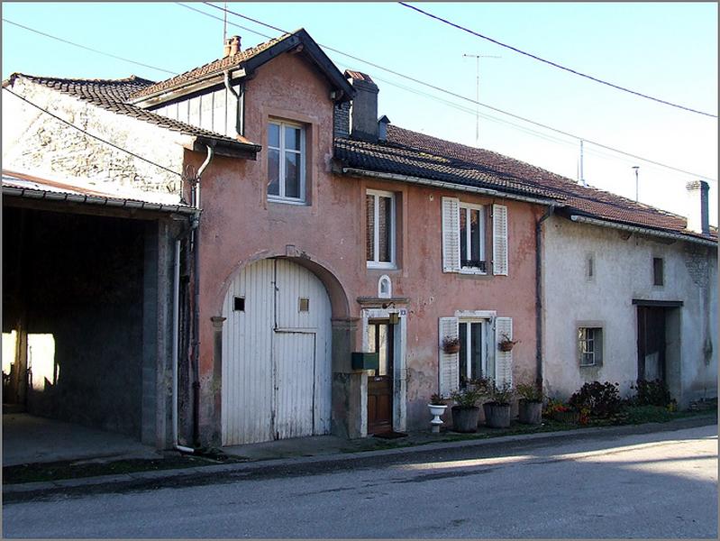 Ferme, élévation antérieure, ensemble trois quarts gauche.