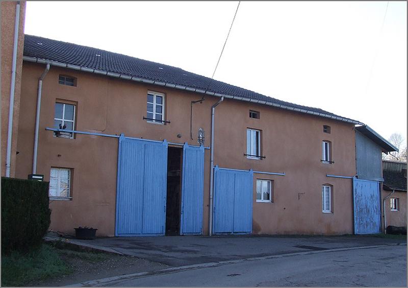 Ferme, élévation antérieure, ensemble trois quarts gauche.