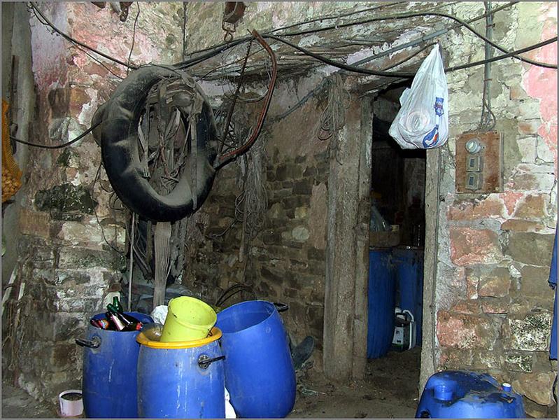 Ferme, vue dans le charri, ouvertures à droite de la seconde porte charretière, ensemble trois quarts gauche.