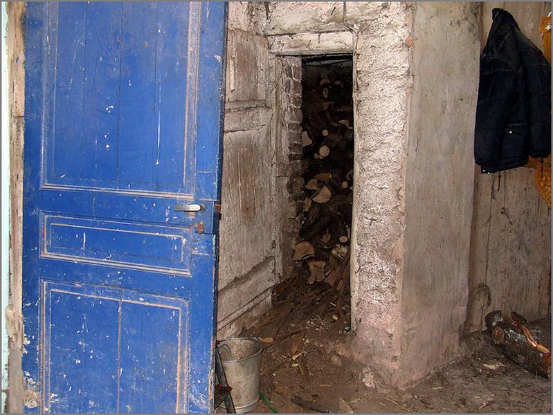 Ferme, vue dans le charri, ouverture à gauche de la seconde porte charretière, ensemble trois quarts droit.