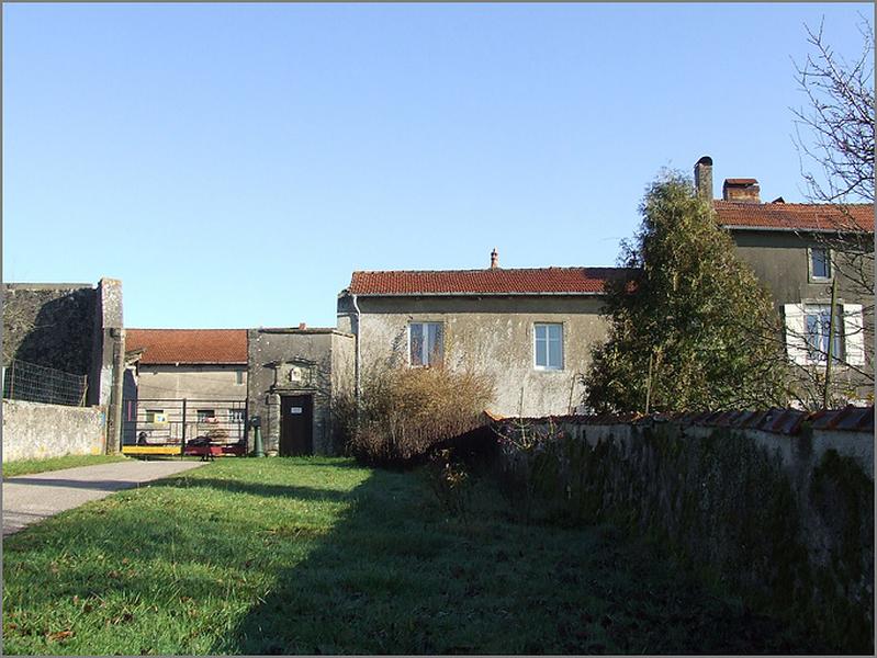 Ferme, élévation antérieure, ensemble trois quarts gauche.