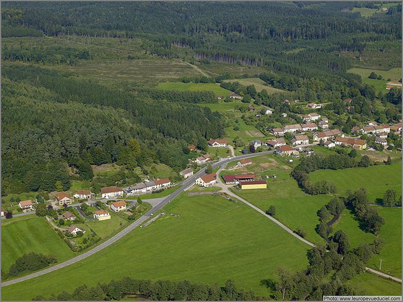 Vue aérienne de l'entrée ouest du village.