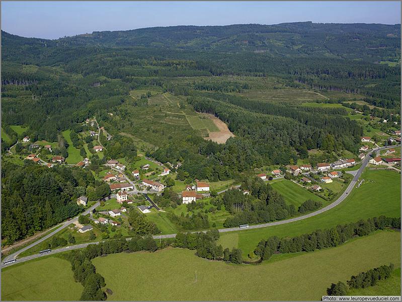 Vue aérienne du village depuis le sud.