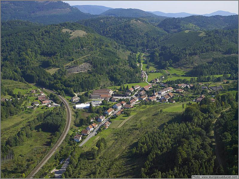 Vue aérienne de la commune depuis le sud-ouest.