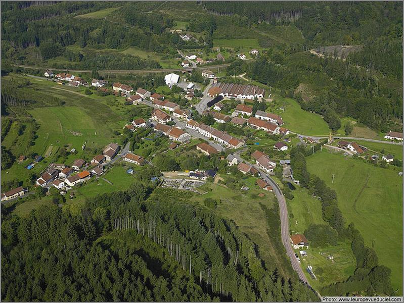 Vue aérienne de la commune depuis le sud-est.