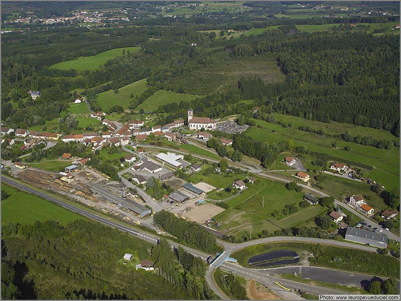 Vue aérienne de la rue du Centre depuis le sud.