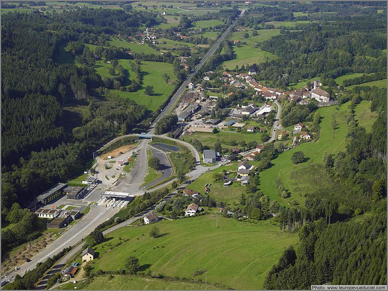 Vue aérienne de la rue du Centre depuis l'est.