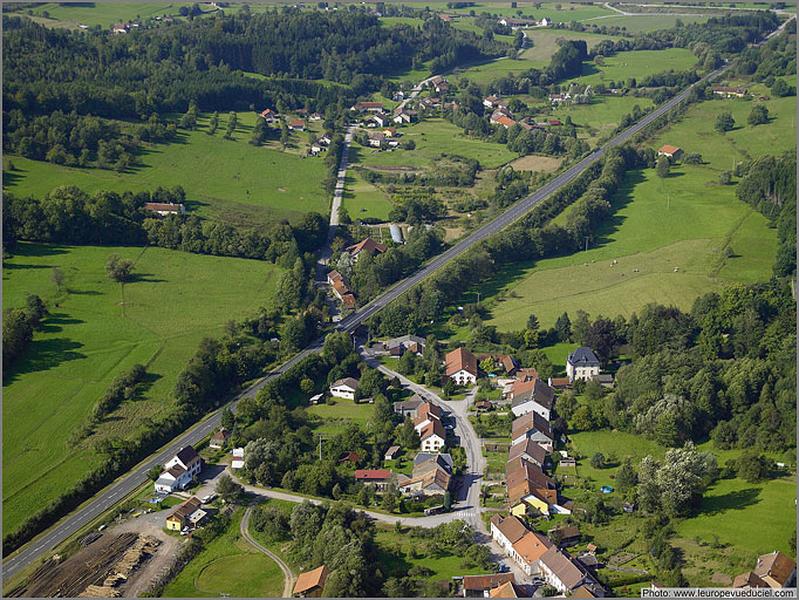 Vue aérienne du Centre et de Herbaupaire depuis l'est.