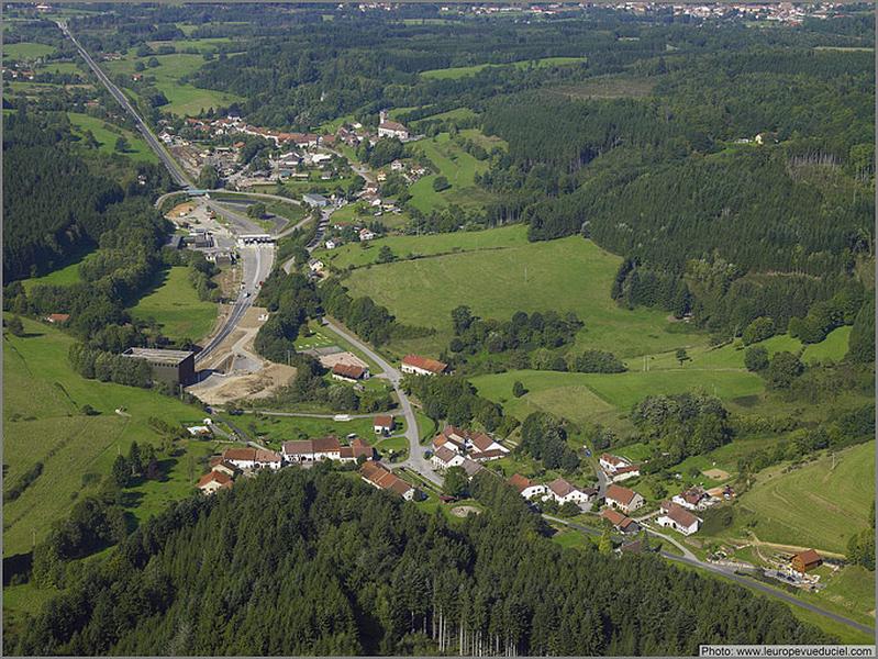 Vue aérienne de La Pariée et du Centre depuis l'est.