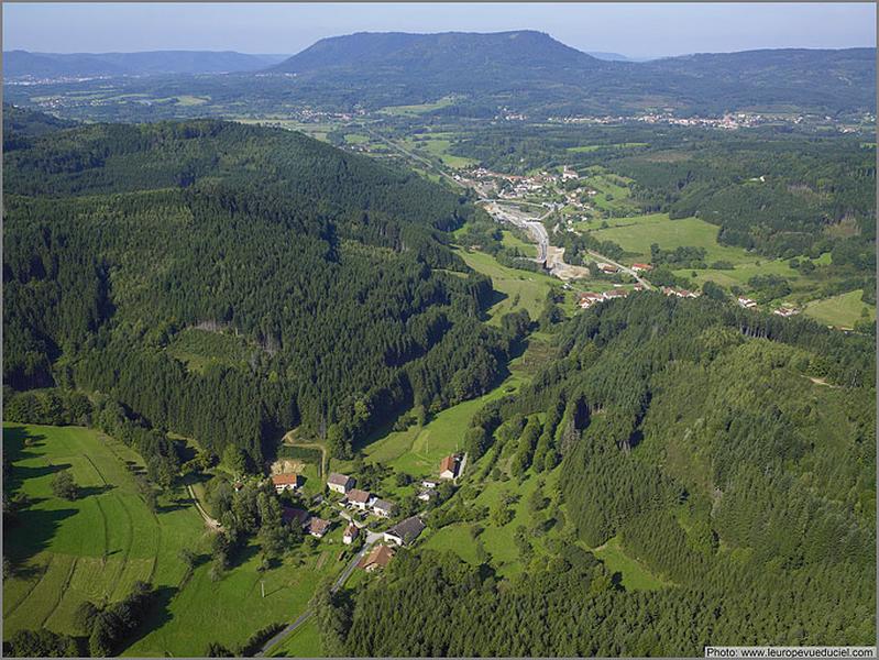 Vue aérienne de la vallée du Bleu depuis les Basses-Merlusses.