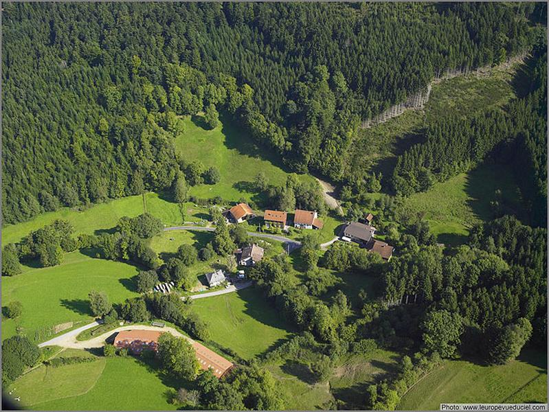 Vue aérienne des Hautes-Merlusses depuis le sud.