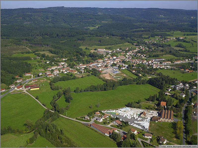 Vue aérienne de la commune depuis le sud-est.