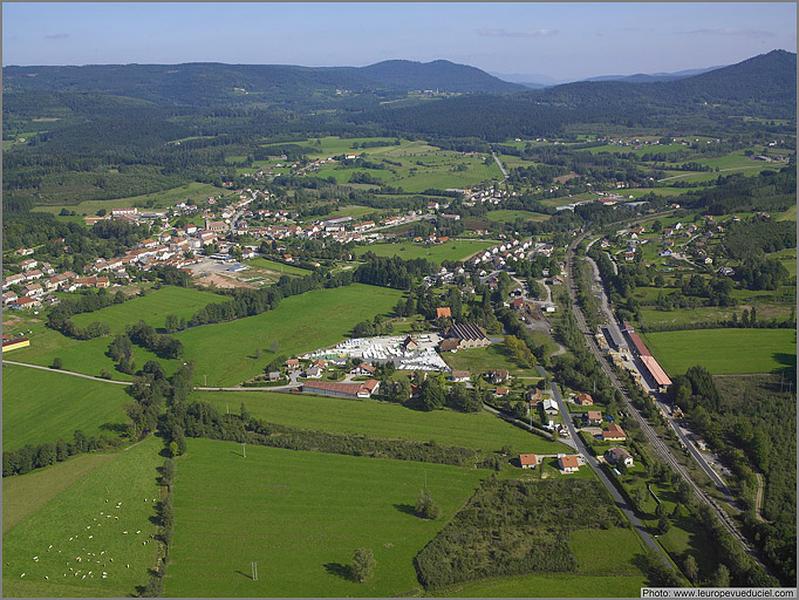 Vue aérienne de la commune depuis le sud.