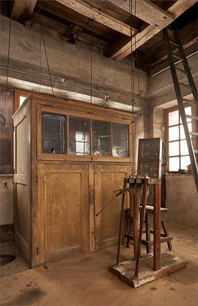 Tour, mécanisme de l'horloge et clavier de sonnerie des cloches.