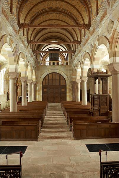 Intérieur, vue vers le porche.